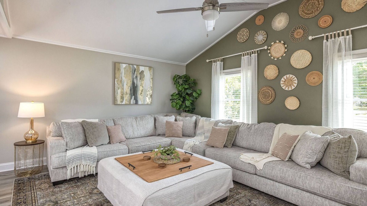 Hampstead House | Coastal Comfort - Perfect for Groups - Games + Deck