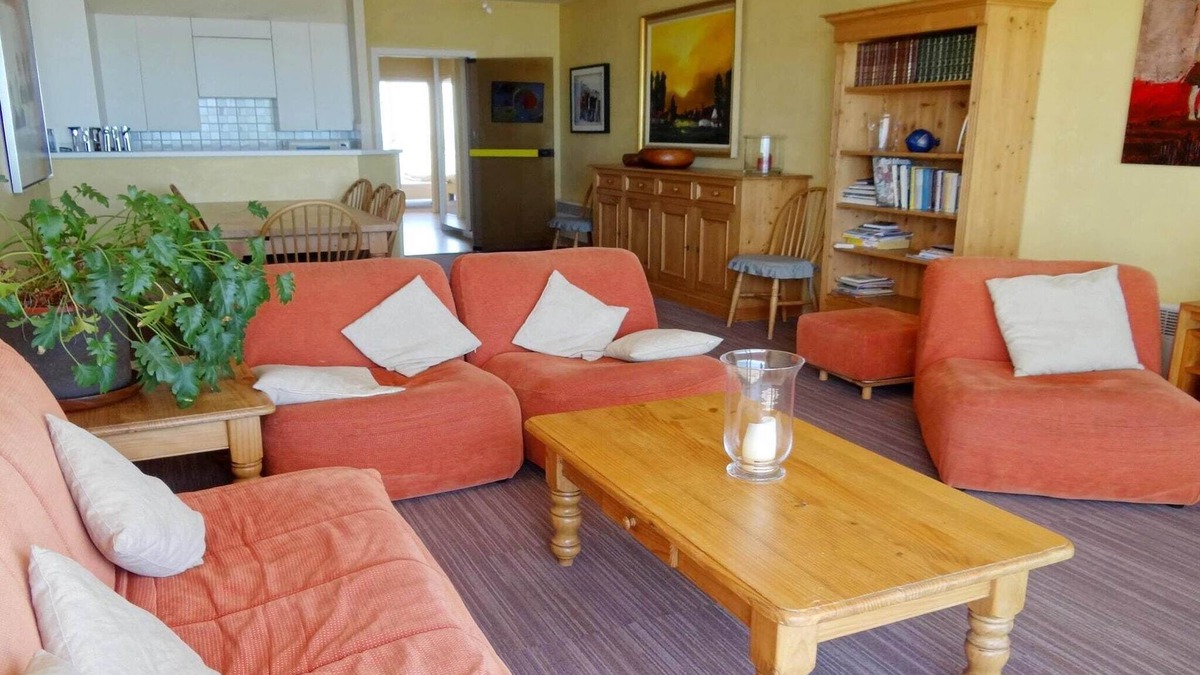 Nieuwpoort-aan-Zee Apartment | Coastal Comfort with Parking