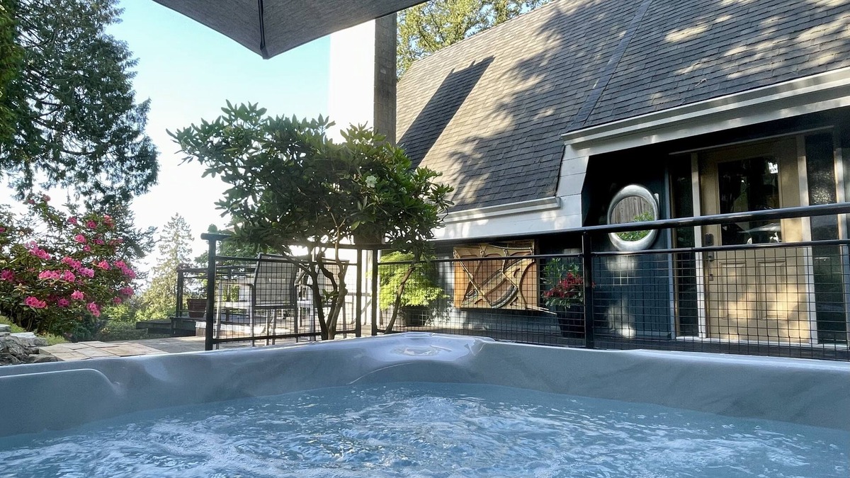 Gibsons House | Coastal Contemporary Retreat with Hot Tub