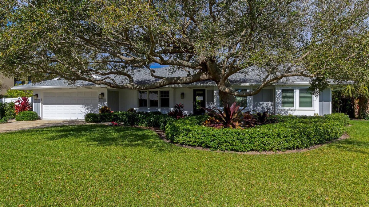 South Beach House | COASTAL CONTEMPORARY - Luxurious 4-BR Home, 2 minute walk to beach