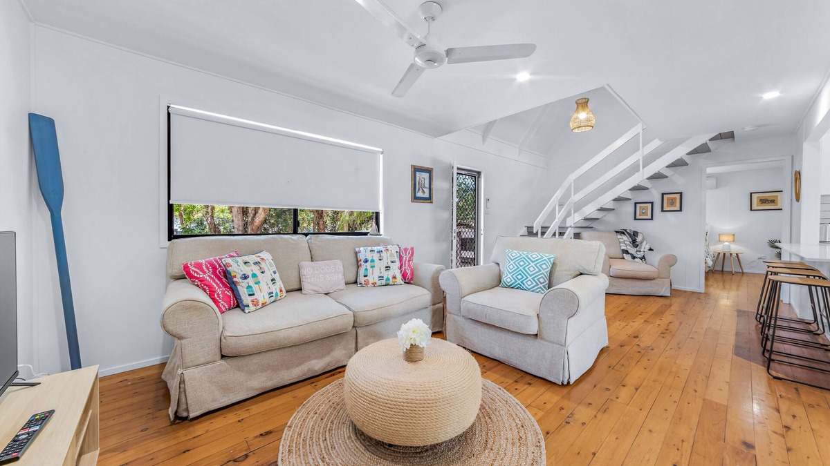 Cannonvale House | Coastal Cottage - Pet Friendly, Boat Parking, Walk to Beach & Shops