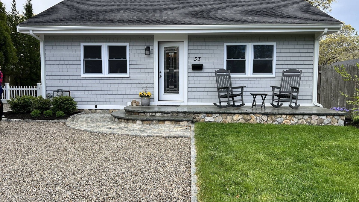 Teaticket House | Coastal Cottage, steps from Great Pond and boat launch