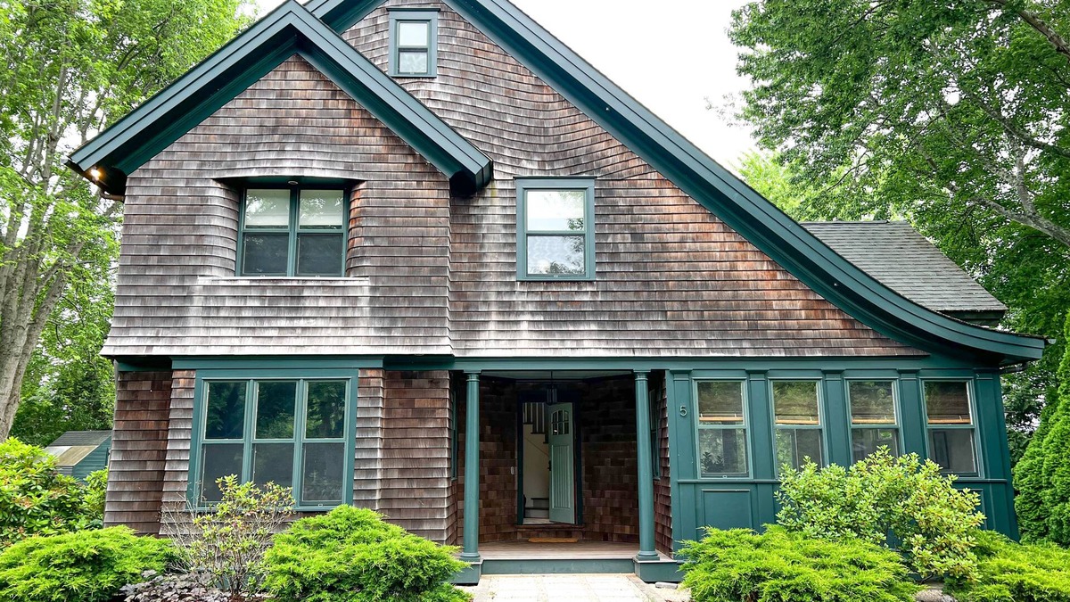 Adamsville House | Coastal cottage in seaside town of Little Compton, RI just minutes to the beach