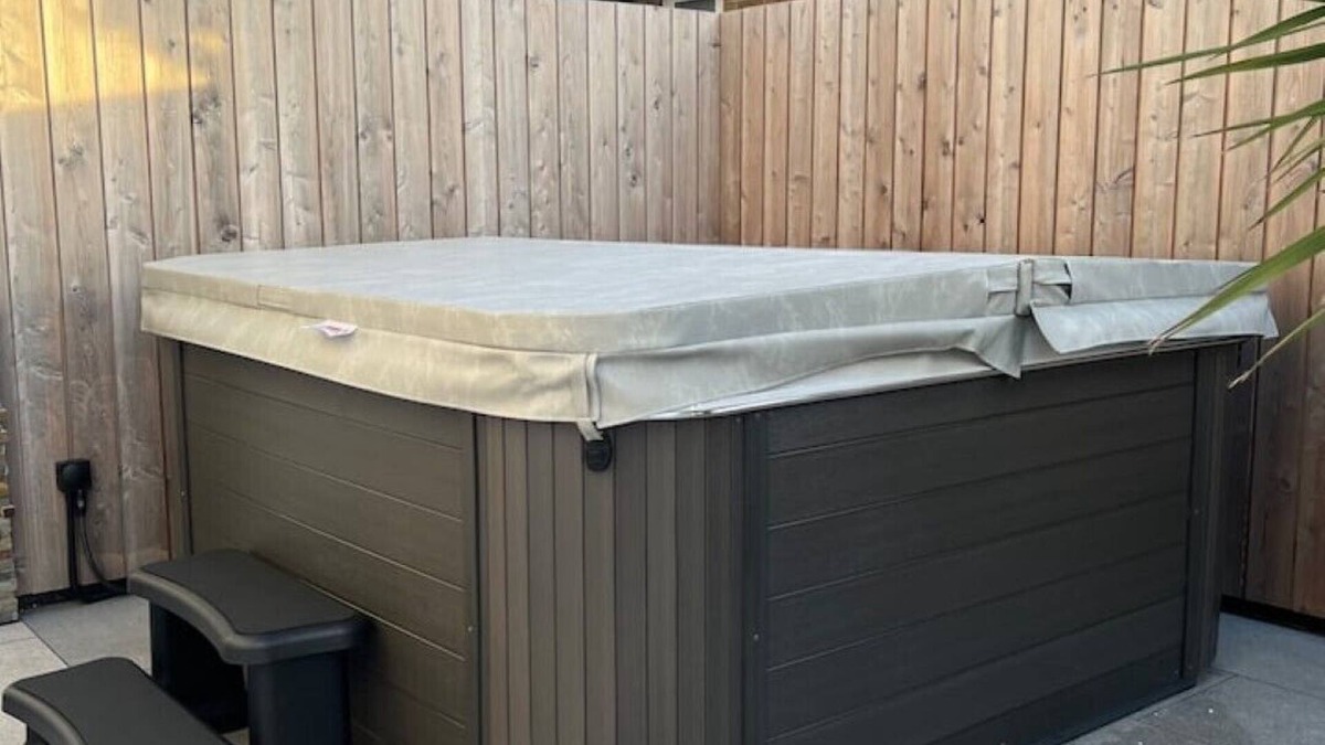 New Romney Apartment | Coastal Courtyard with hot tub, Greatstone