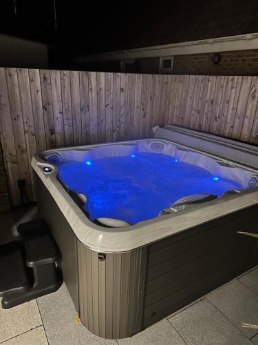 New Romney House | Coastal Courtyard with Hot Tub, Greatstone