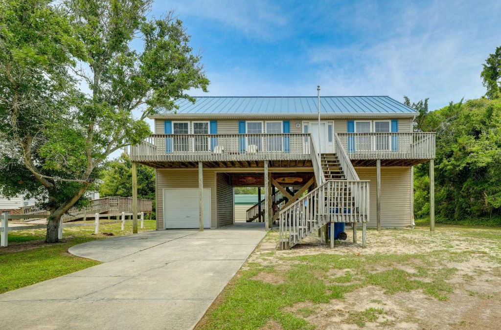 Emerald Isle House | Coastal Emerald Isle Retreat with Deck and Grill!