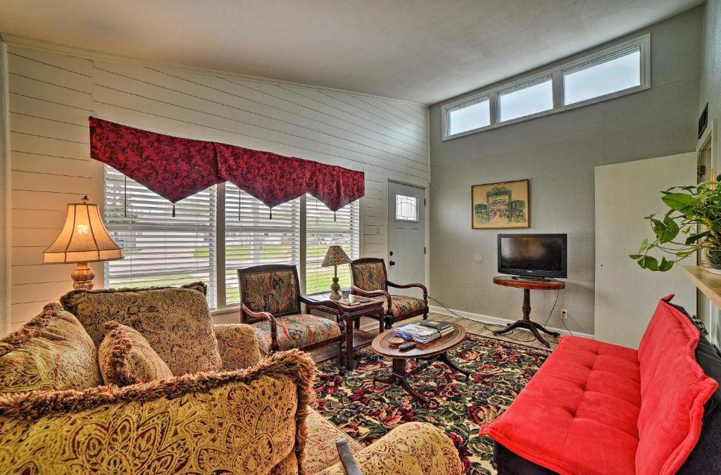 Bay Area House | Coastal Escape with Yard, Walk 1 Mile to Texas A and M