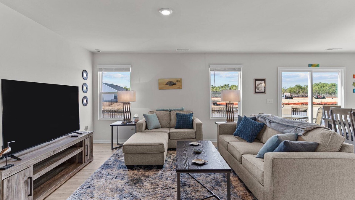 Southport House | Coastal Eve Retreat-pets, fenced yard, beach gear, and more!