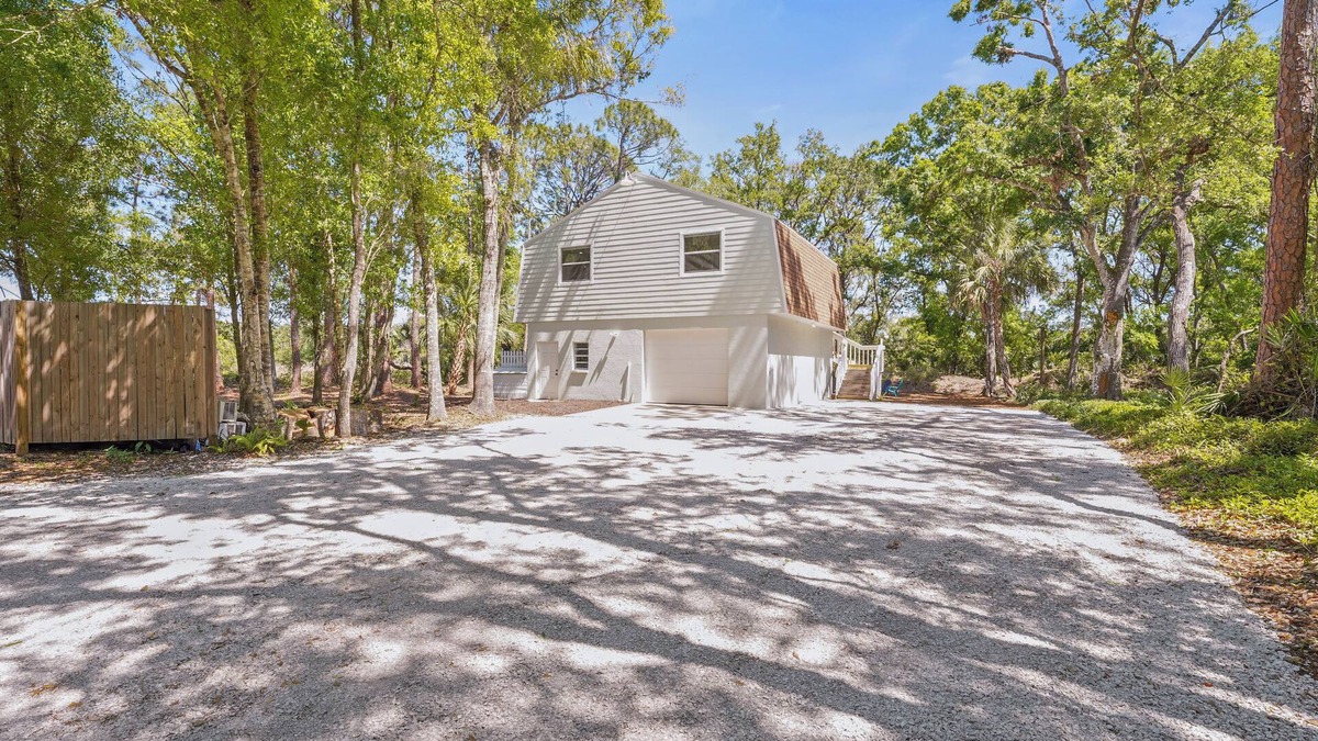 The Meadows Apartment | Coastal Hideaway: 2/1 guest house close to UTC!