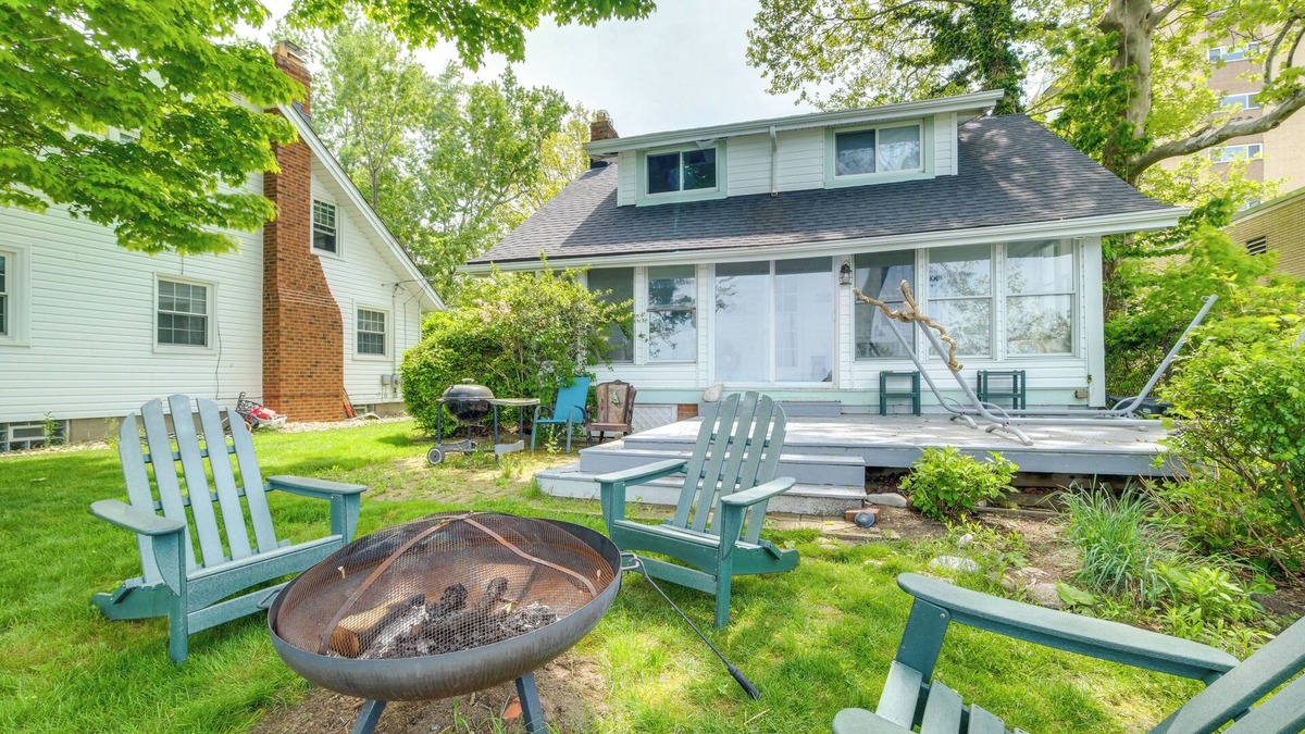 Euclid Cottage | Coastal Lake Erie Cottage w/Amazing Water Views!