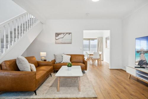 Glenelg South House | Coastal Luxury 3-Bed Townhouse 150m from Beach