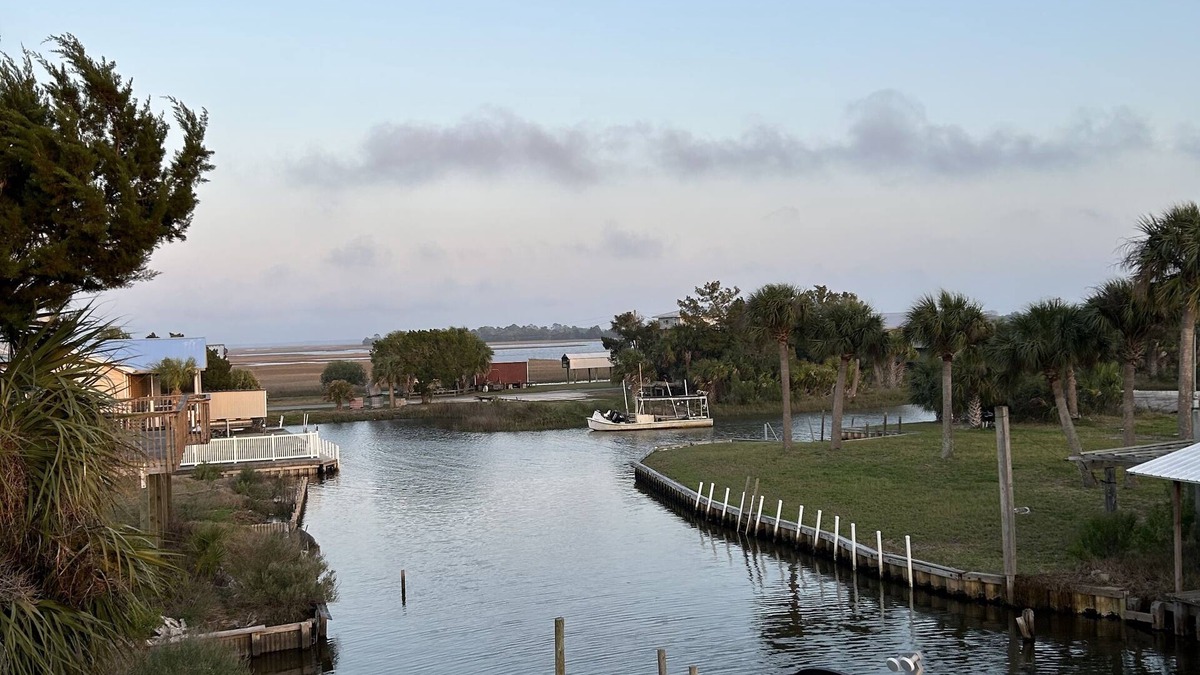 Horseshoe Beach House | Coastal meets country in this small but spacious canal home.