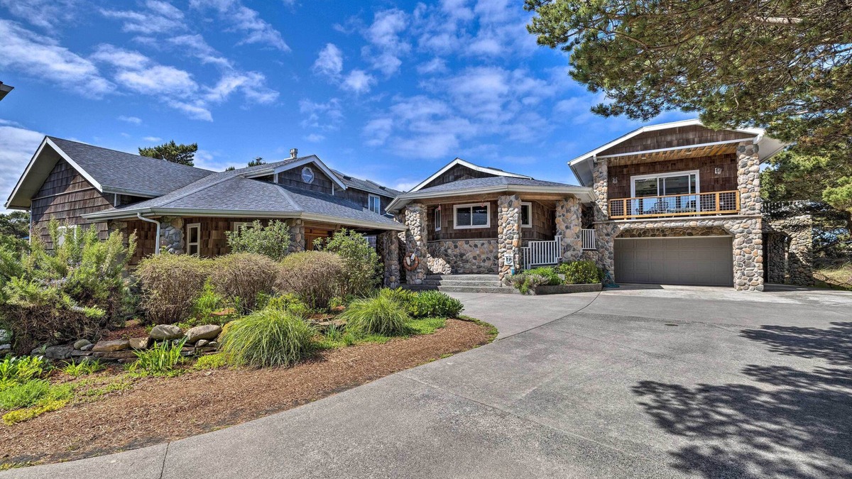 Warrenton House | Coastal Oregon Retreat w/Grill: 11 Mi to Astoria!