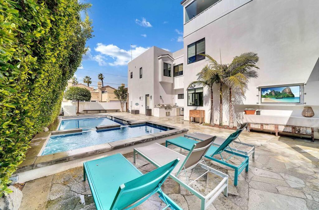 Huntington Beach House | Coastal Paradise . Steps to the beach . Pool . Hot Tub