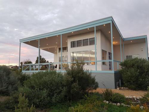 Minlacowie House | Coastal Retreat - Beachfront