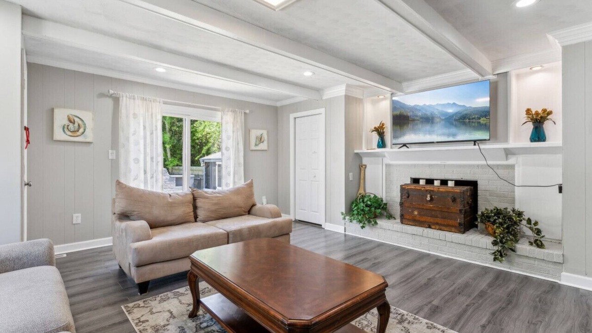 Coliseum Central Apartment | Coastal Retreat @ Coliseum| Pool, Bonus Rm, Gazebo
