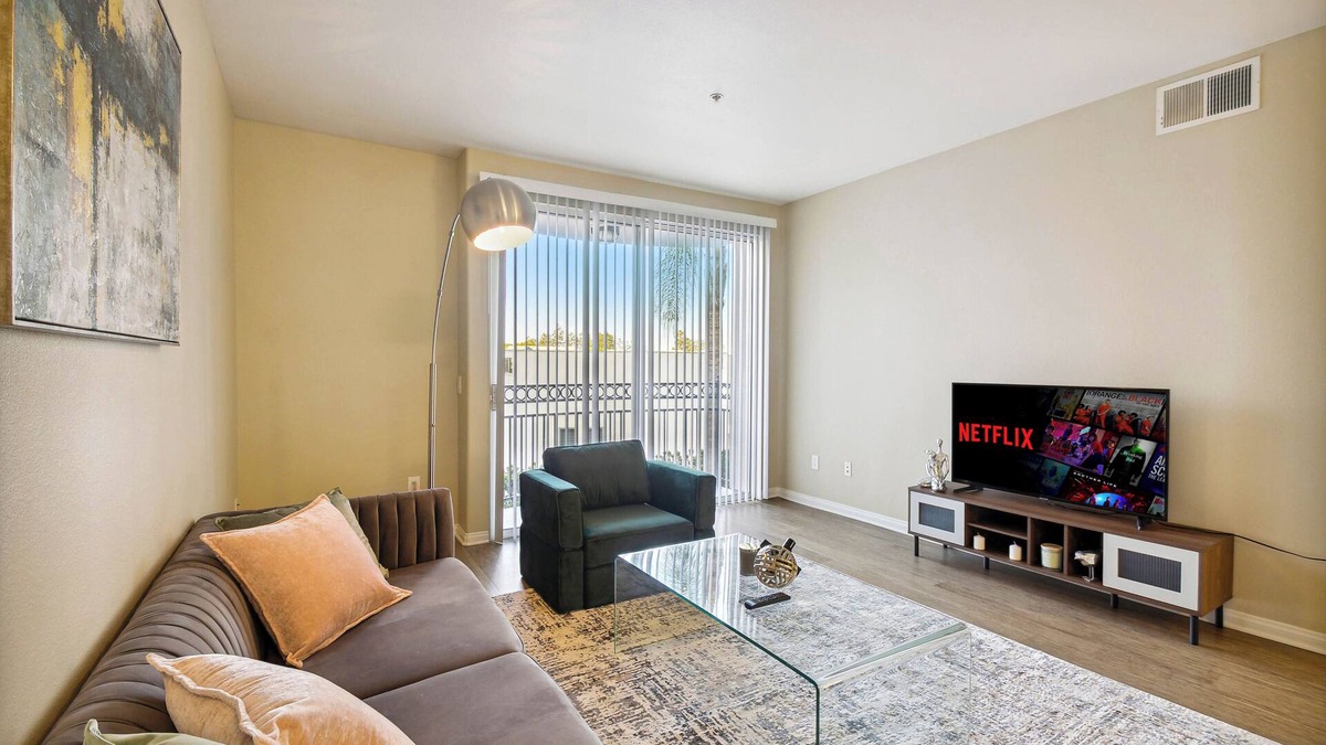 Del Rey Apartment | Coastal Retreat with Pool & Free Parking & Gym