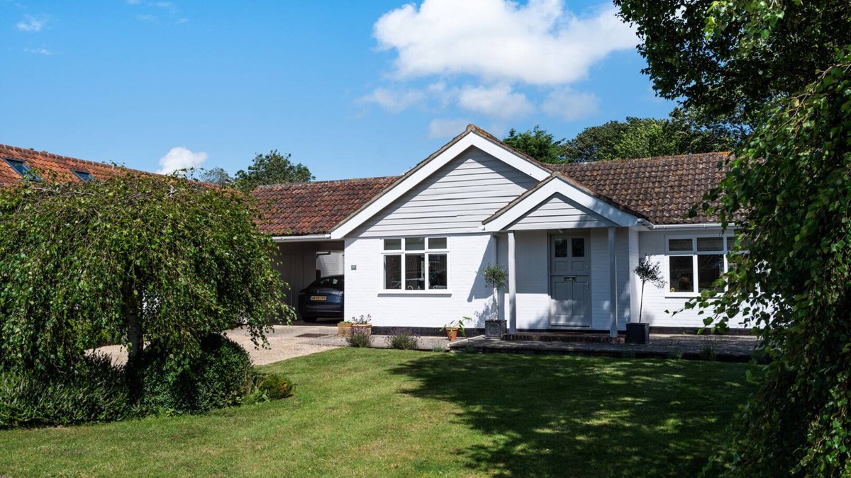Itchenor House | Coastal retreat within walking distance to Chichester Harbour