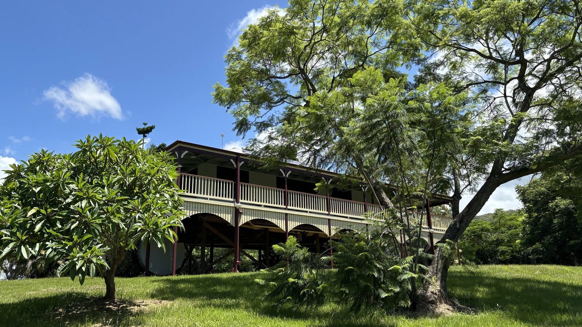 Yarrahapinni House | Coastal rural home on macadamia plantation close to amazing beaches Dog friendly