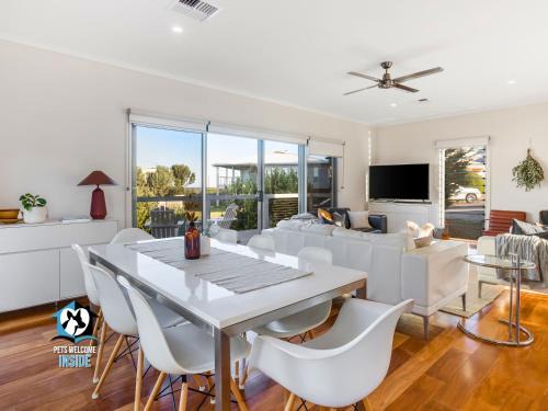 Middleton House | Coastal Style Pavilion House, Sea Views, Big Decks - one street from beach-Duney