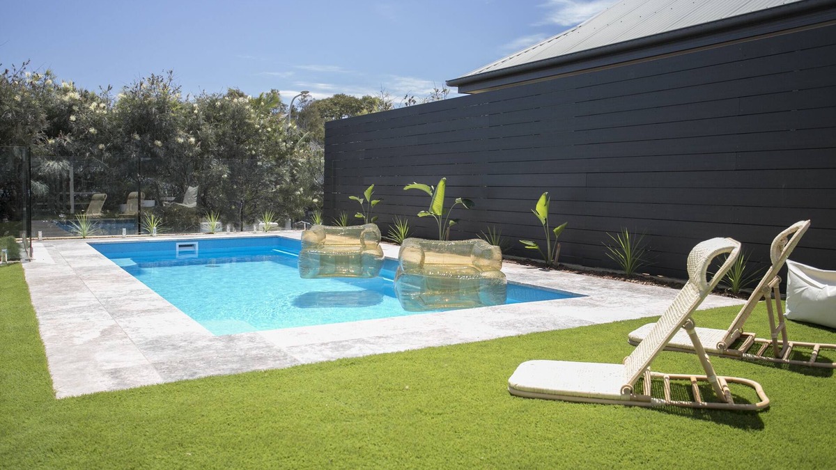 Bawley Point House | Coastal Vibe & Pool. Nestled halfway between the beach & shops.