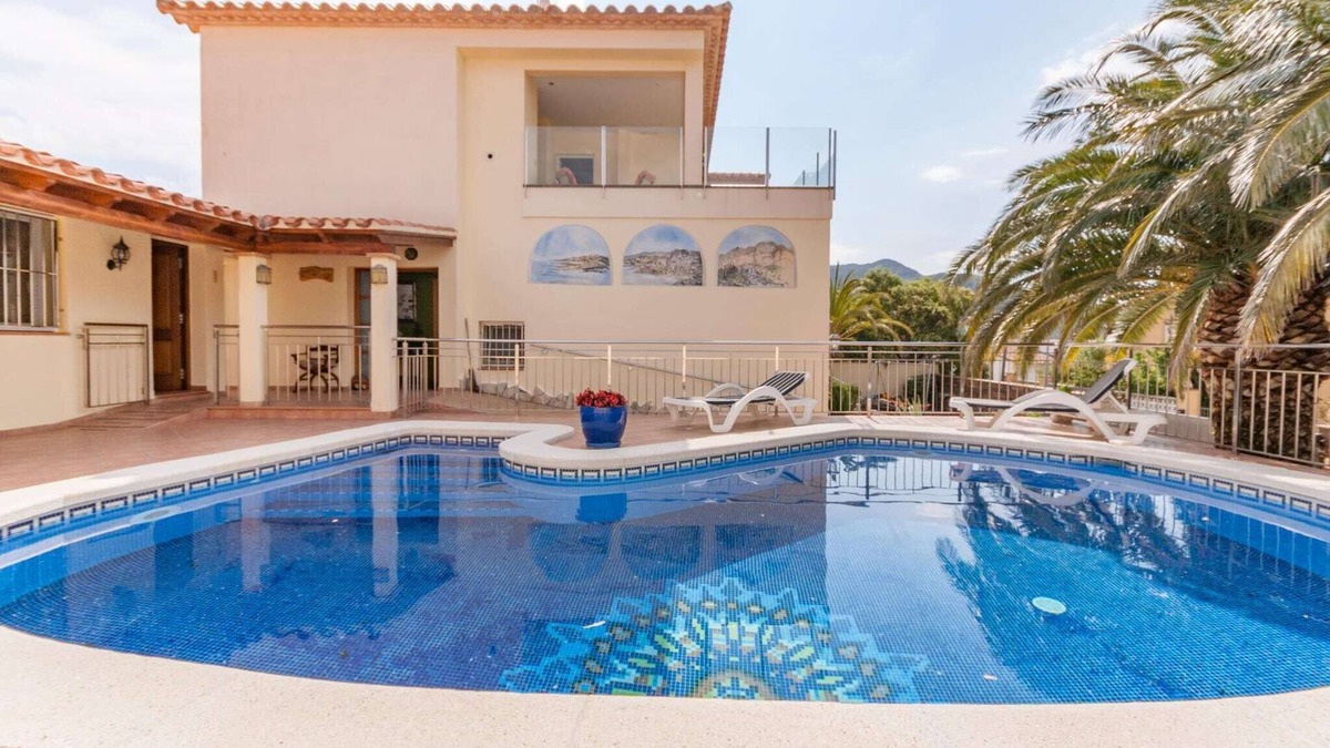 El Mas Fumats Villa | Coastal Villa with Garden