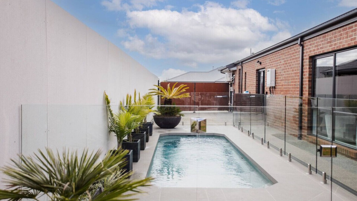 Armstrong Creek House | Coasty- Sleeps 8, Heated Pool, Cinema Room, Aircon, Parking