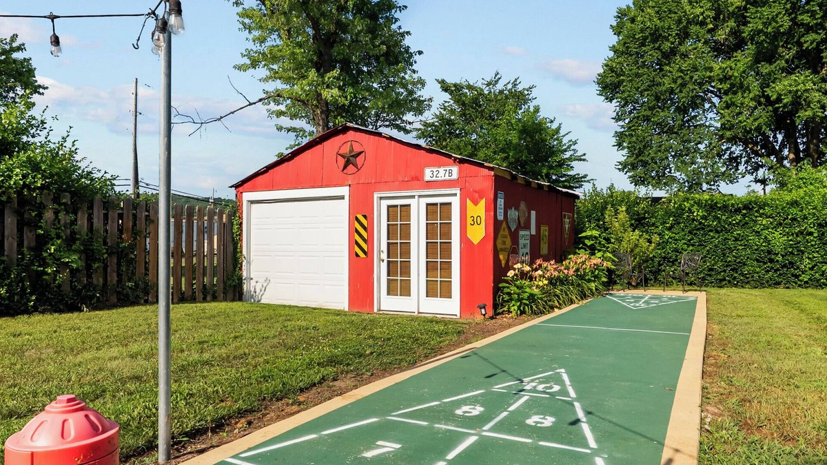 Pacific Cottage | Coca Cola Cottage-Stay & Play Near Purina Farms w/private Pet Friendly back yard