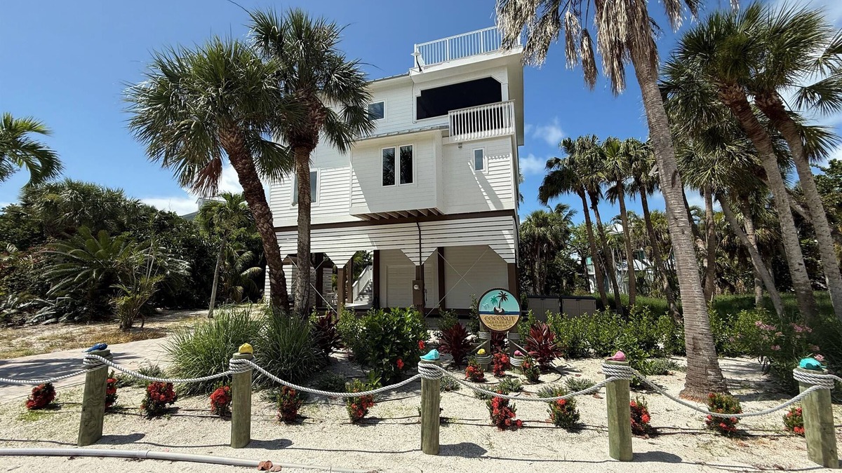 Jose's Hideaway House | Coconut Castaway-Ocean Views, Golf Cart, Club Pool, Walk to Beach