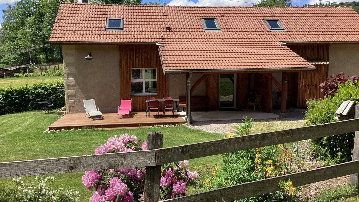 Ramonchamp House | Cocooning spirit" gîte close to hiking trails and cycle path.