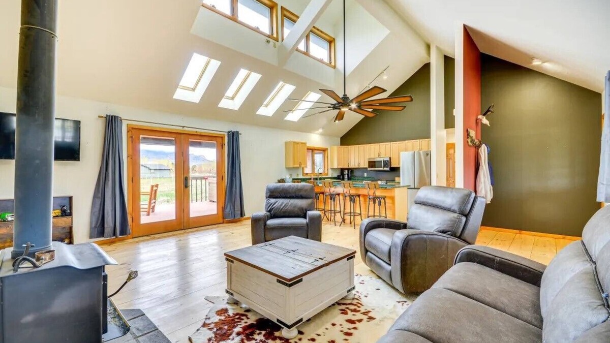 Cody House | Cody retreat with a view and hot tub