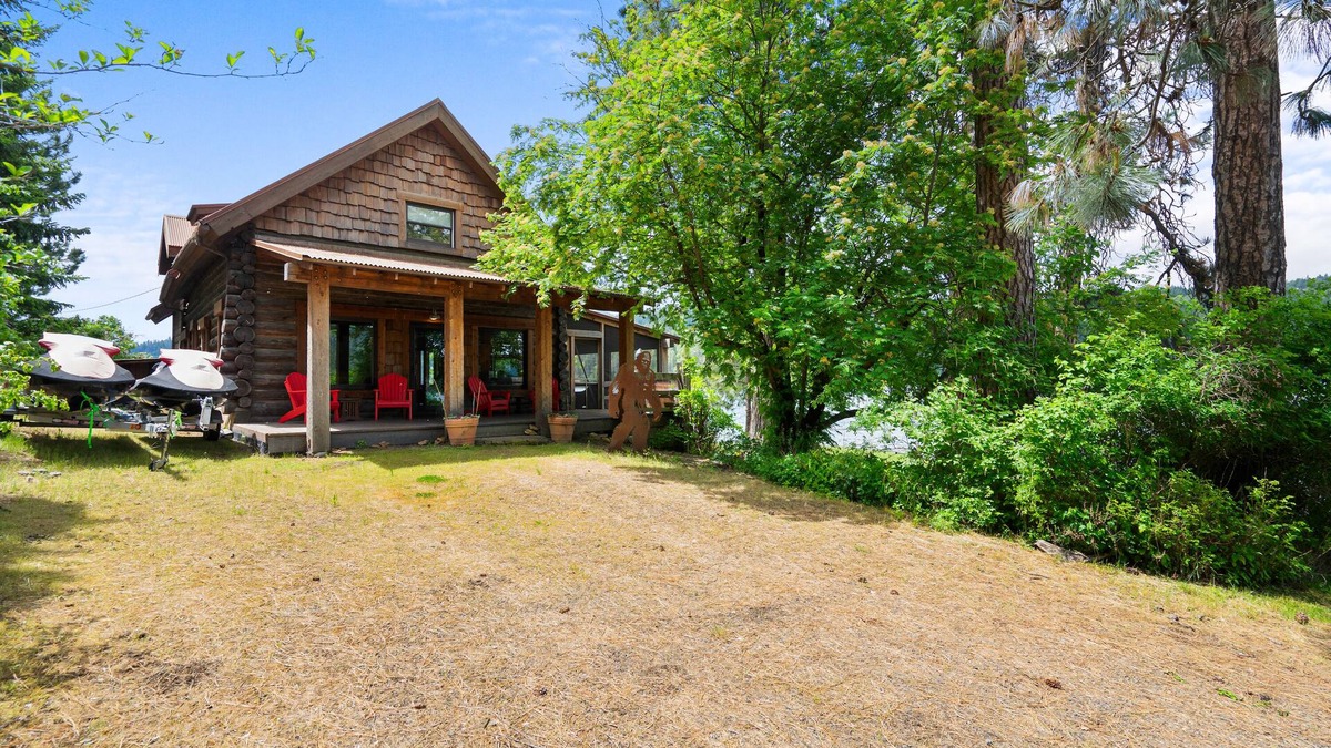 Desmet Cabin | Coeur d'Alene Lake Cabin with Grass to the Water's Edge