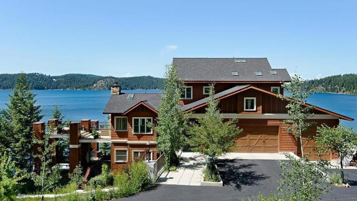 Coeur d'Alene Apartment | Coeur d' Alene Lakefront Luxury Retreat With Hot Tub Boat Slip Fireplace & More.