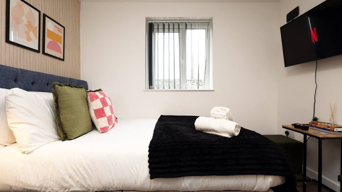 Penylan Apartment | Cohost Partners | Smart TV | 5 Min City | Parking