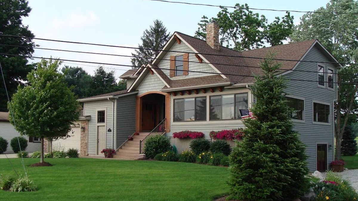 Coldwater House | Coldwater Lake Spacious Lake Drive Getaway