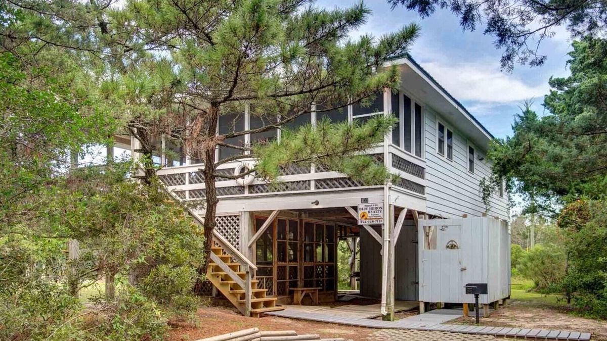 Ocracoke Apartment | Cole Bin: Located on a quiet street in Ocracoke
