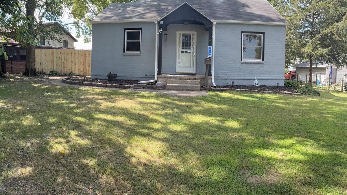Galt House | Colleens 2-bedroom house in Rock Falls with AC, WiFi.
