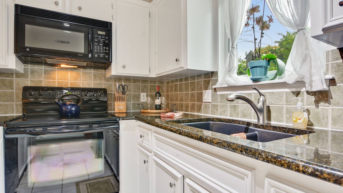 Georgetown Cottage | COLLEGE STREET COTTAGES - GEORGETOWN SQUARE AREA - HISTORIC DISTRICT