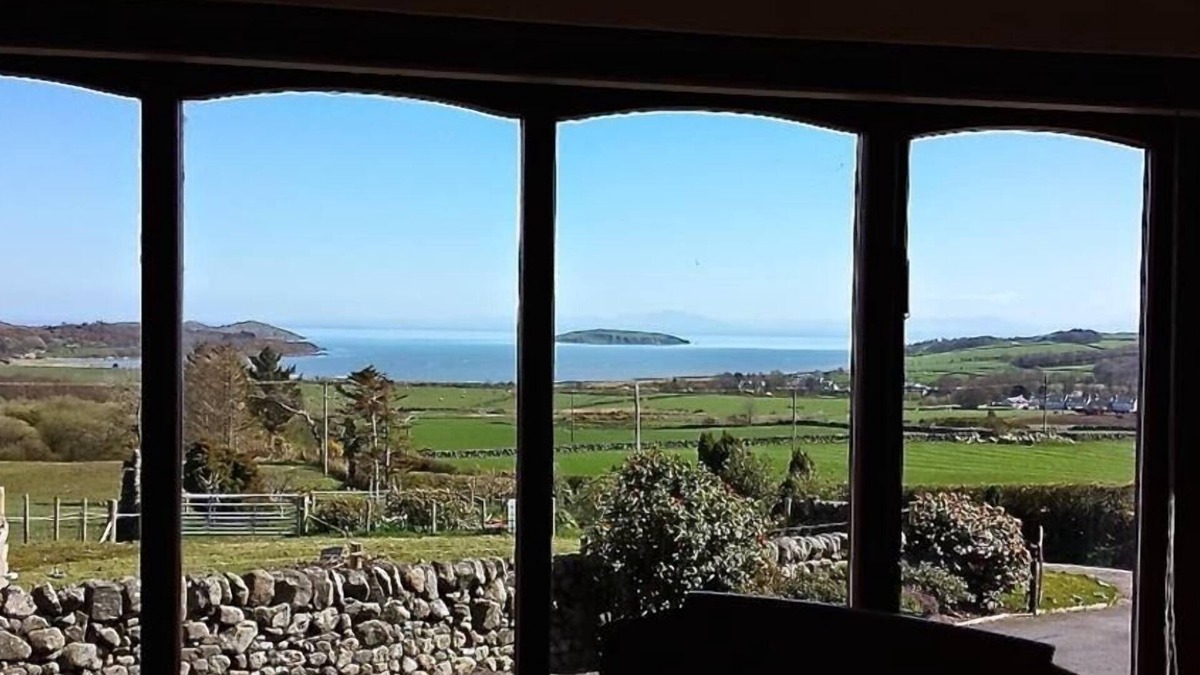 Auchencairn Cottage | Collin Hill House - a house that sleeps 4 guests in 2 bedrooms