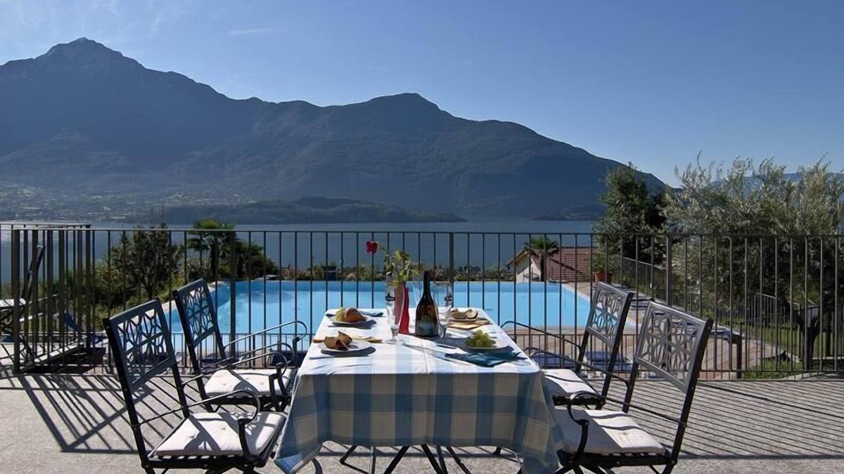 Vercana Apartment | Collina Maurino Holiday Apartment with Pool