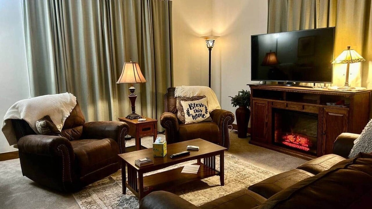 Hastings Apartment | Collosal Craftsman-4 BR, 9 Beds-Sleeps 1 to 14!