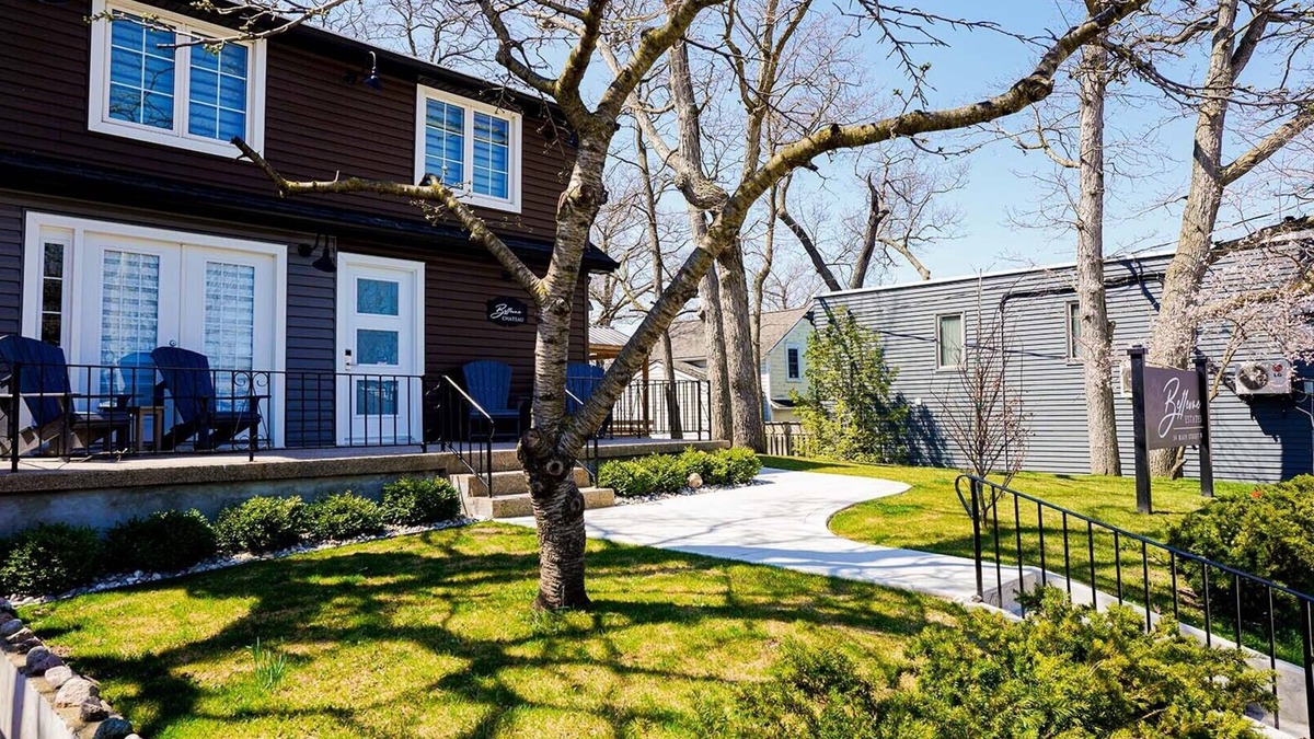 Grand Bend Cottage | Colonial Hotel & Suites - Bellevue Chateau