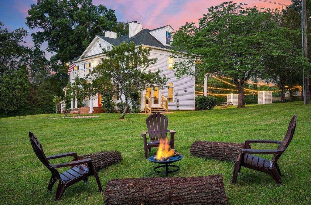 Spring Hill House | Colonial Manor