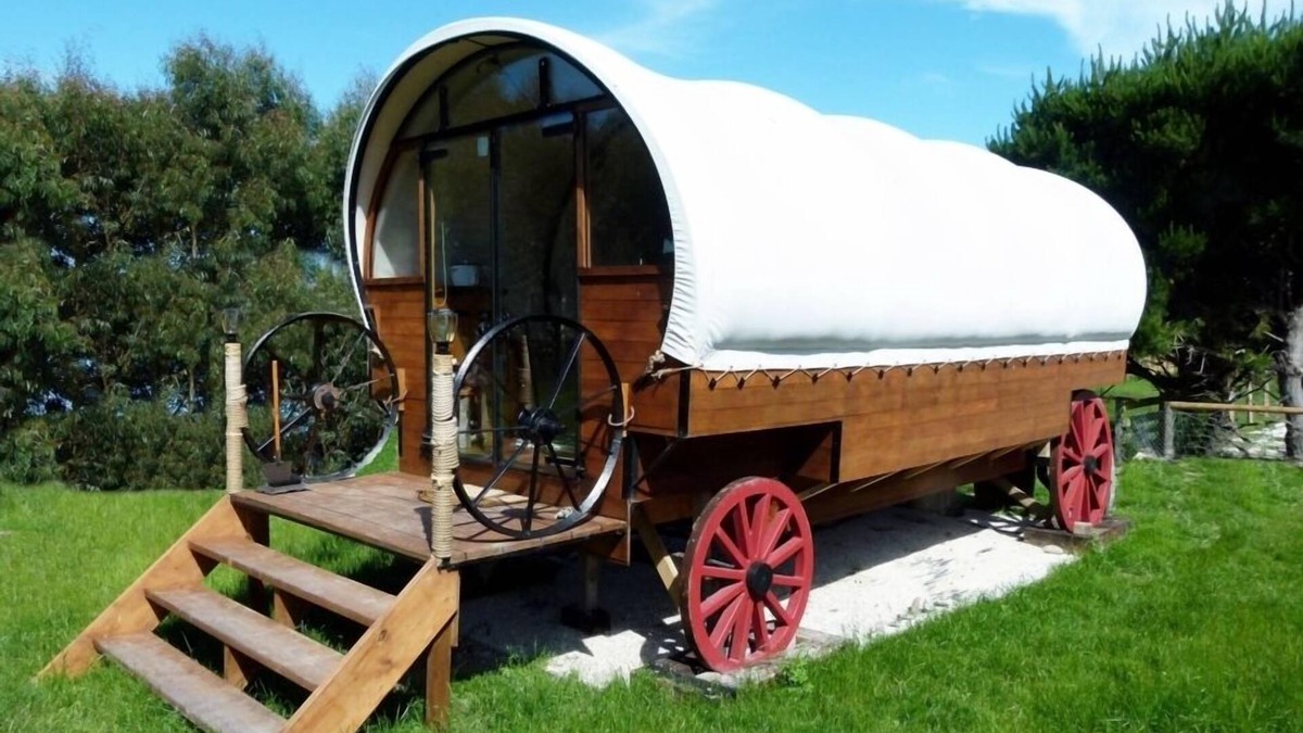 Kaikoura Bed & Breakfast | COLONIAL WAGON + sleepout - Wacky Stays - 6 UNIQUE rentals in Kaikoura