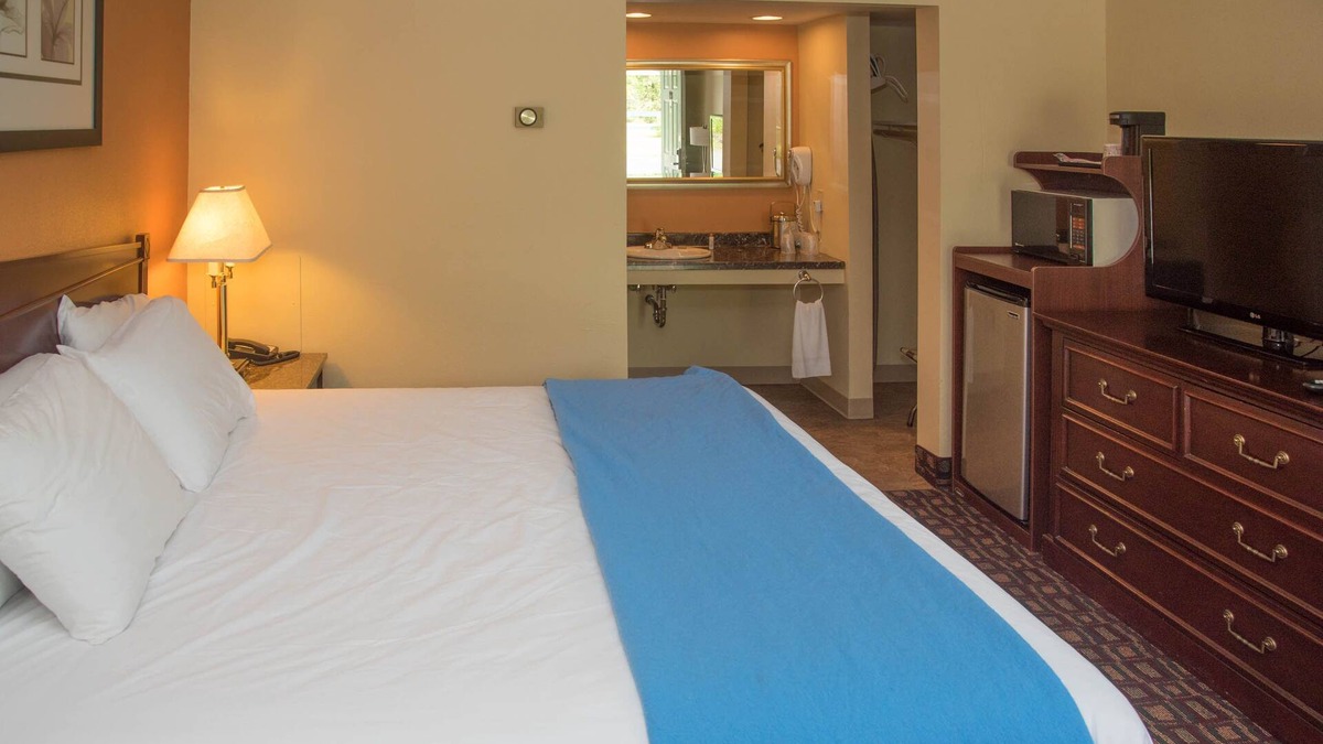 Lyndon Center Hotel | Colonnade Inn