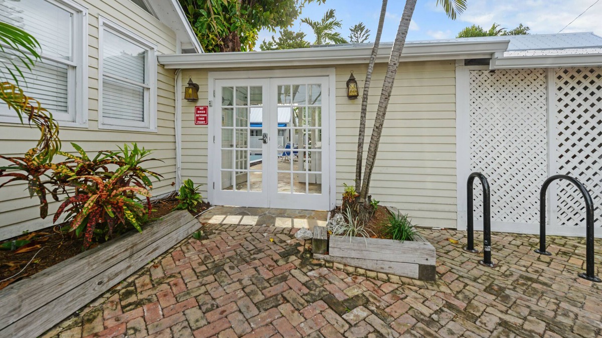 Old Town Cottage | Colony Poolside: A charming bungalow near Duval Street