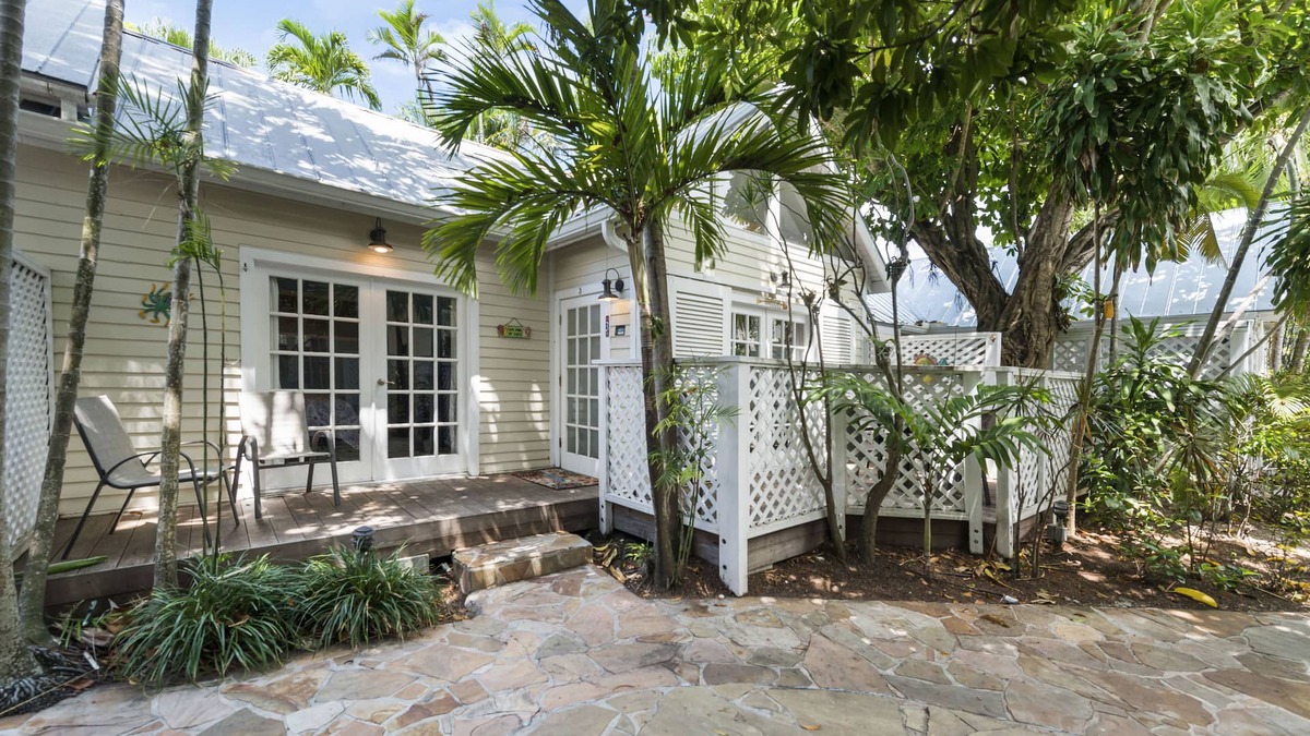 Old Town Cottage | Colony Sunset- Bright and airy cottage in the heart of old town Key West