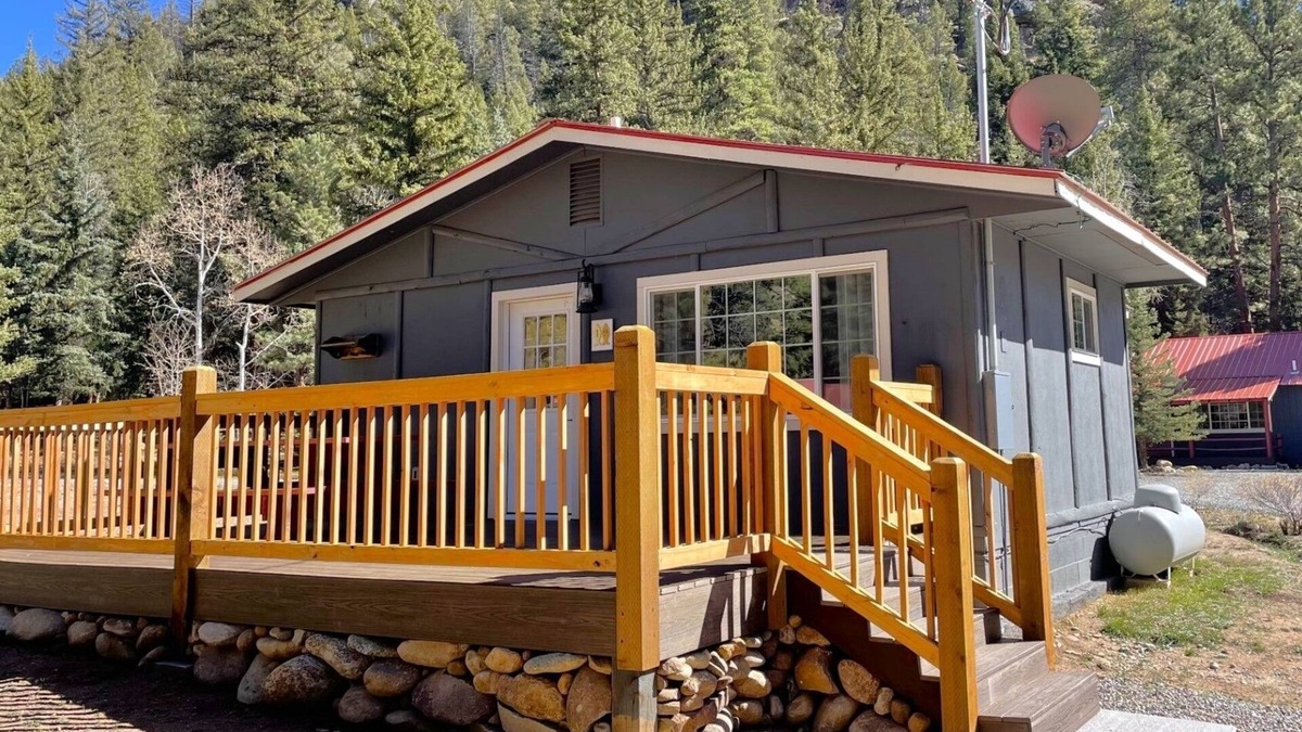 Almont House | Colorado's Hidden Gem: Riverside Cabins, Epic Views & Outdoor Thrills