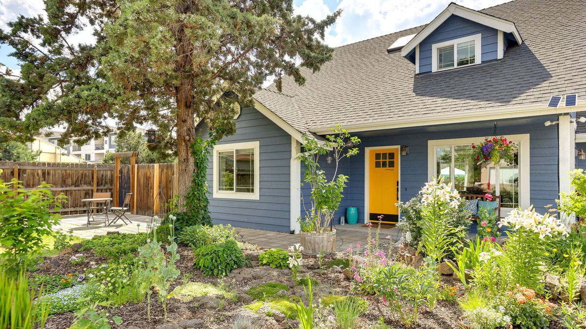 Mountain View District House | Colorful Bend Home w/Yard & Fire Pit!