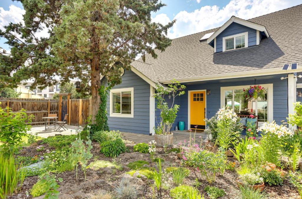 Mountain View District House | Colorful Bend Home with Yard and Fire Pit!